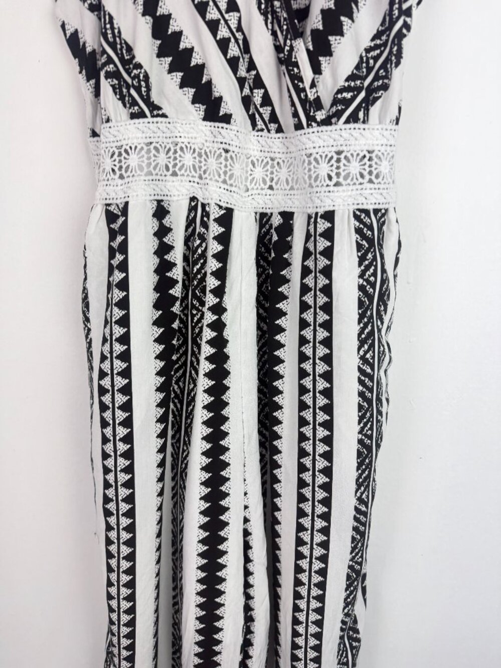 NWT Cupshe Geo Striped Surplice Sleeveless Straight Leg Jumpsuit Size Medium M - Picture 4 of 16